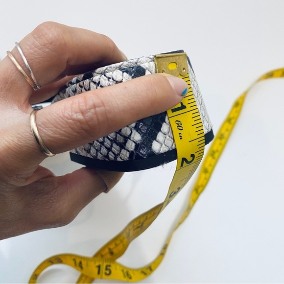 NEW Marc Fisher snake embossed leather sandals - Picture 6 of 8